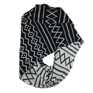 NWT Maurices Wide Infinity Scarf One Size Black Cream Outdoor Cozy Ski‎ Winter